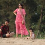 Shah Rukh Khan and Gauri Khan get protective towards daughter Suhana after vermilion spreads on her face – The Times of India