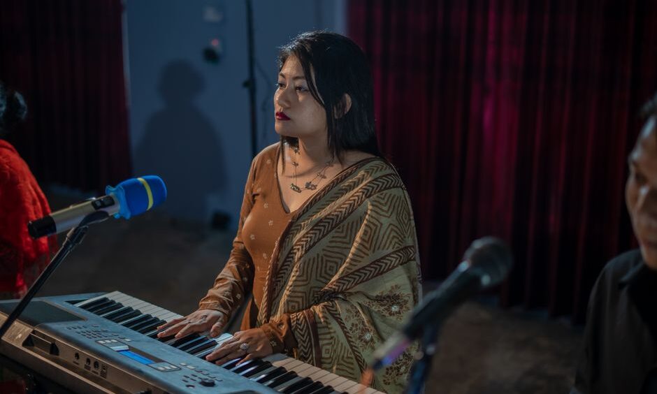 Shilpa Rao cut off mid performance at Bollywood Music Project, rushed off stage; attendees fume at disrespect towards singer | Hindustan Times – Hindustan Times