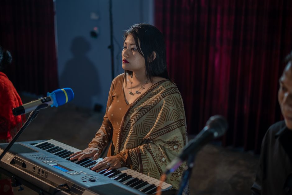 Shilpa Rao cut off mid performance at Bollywood Music Project, rushed off stage; attendees fume at disrespect towards singer | Hindustan Times - Hindustan Times